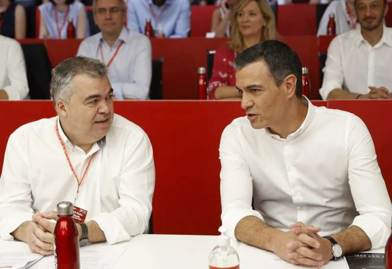 Imagen de archivo del presidente del Gobierno, Pedro Snchez (d), junto al secretario de Organizacin, Santos Cerdn. EFEMariscal

