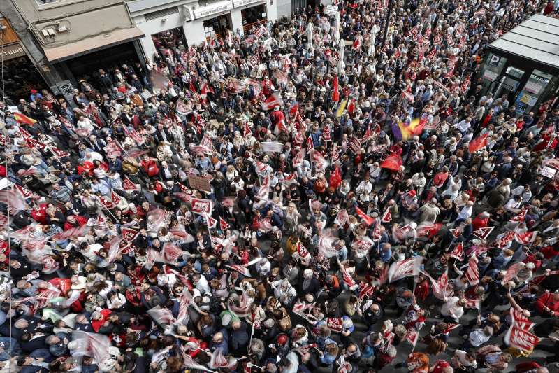 Cientos de personas, militantes, simpatizantes y polÃ­ticos valencianos se han concentrado hoy en la sede del PSPV-PSOE de la ciudad de Valencia. EFE/Manuel Bruque
