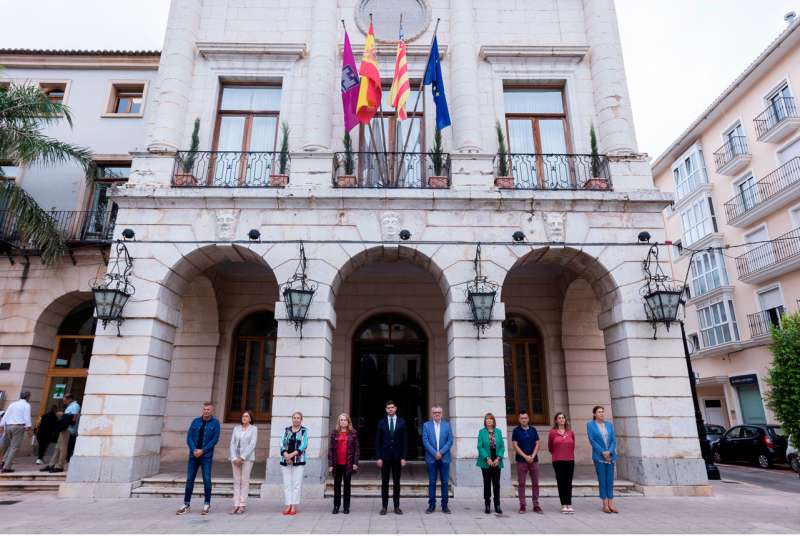 Concentración contra la violencia machista, este lunes en el Ayuntamiento de Gandia, en una imagen facilitada por el ayuntamiento y Alex Oltra. /EFE
