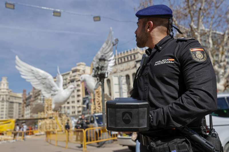 Un agente de la Policía Nacional con un inhibidor de drones.EFE/Manuel Bruque
