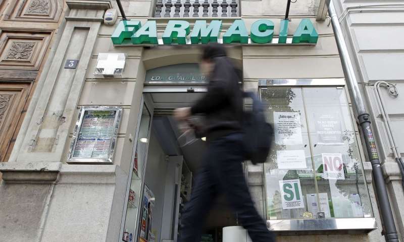 Una mujer pasa ante una farmacia abierta esta maana en el centro de Valencia.Archivo EFEManuel Bruque
