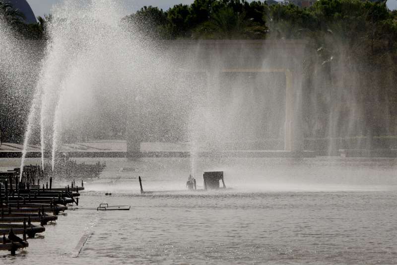 En la imagen, una racha de viento arrastra el agua de una fuente en Valencia.EFE/ Juan Carlos Cárdenas

