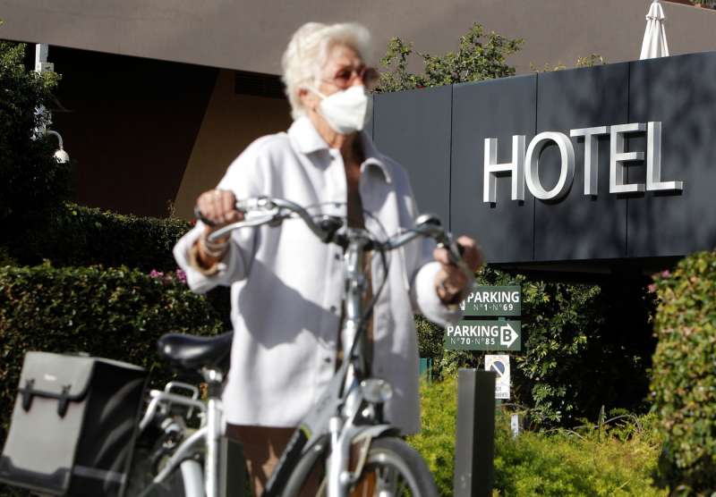 Un turista pasa ante un hotel de Benidorm. /EFE