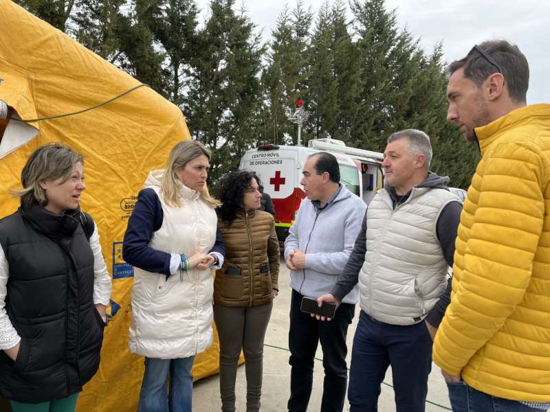 Marta Barrachina con el alcalde de Jérica y técnicos