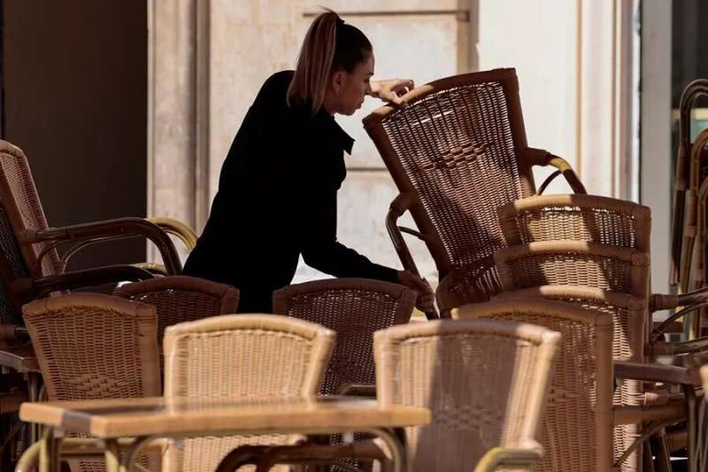 Foto archivo de una camarera en una terraza de un bar en Valencia.EFE