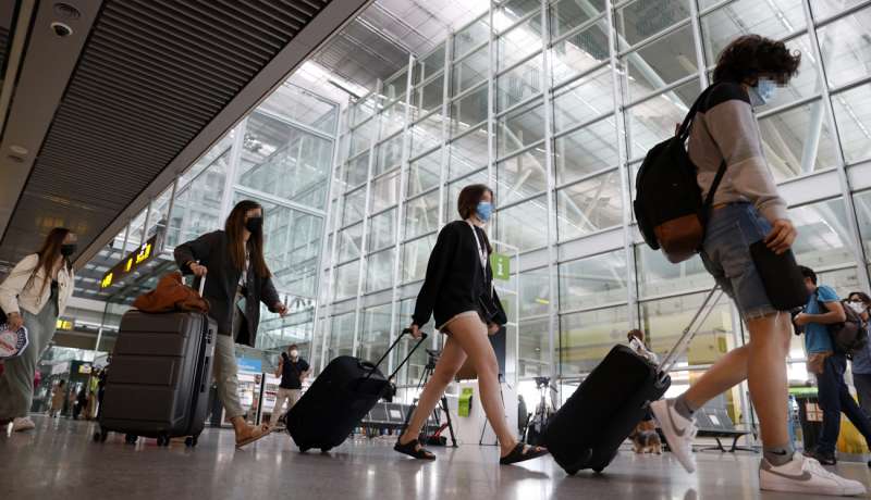 Varios jÃ³venes caminan con sus maletas en un aeropuerto. /EFE