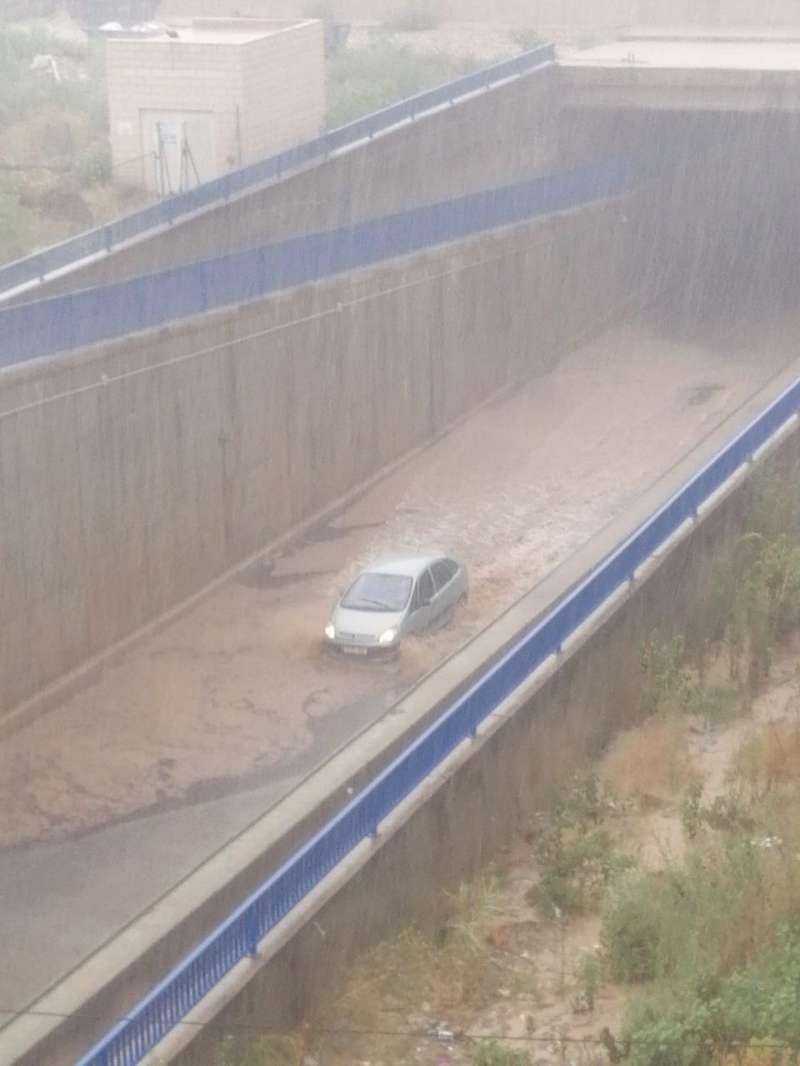 Un coche intentando cruzar un paso inundable en Algemes.Avamet