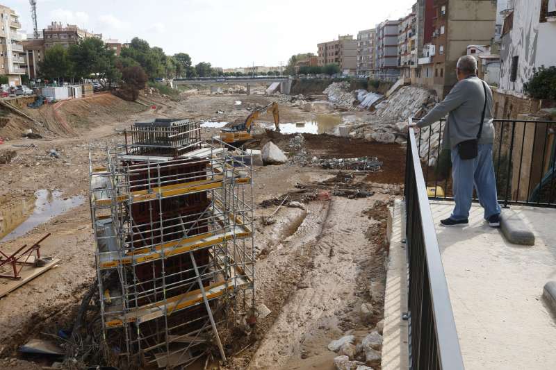 Una persona observa los trabajos que se realizan en el barranco del Poyo para reconstruir la pasarela peatonal arrasada por el agua. EFEChema Moya
