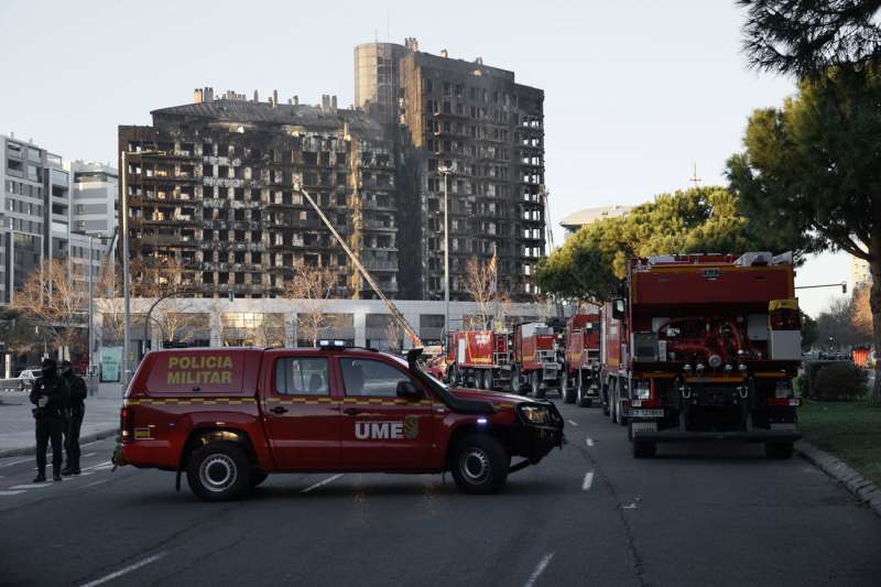Los bomberos continúan trabajando este viernes tras el fulminante y devastador incendio en un edificio de viviendas de catorce plantas en València propagado a otro anexo. EFE/Biel Aliño
