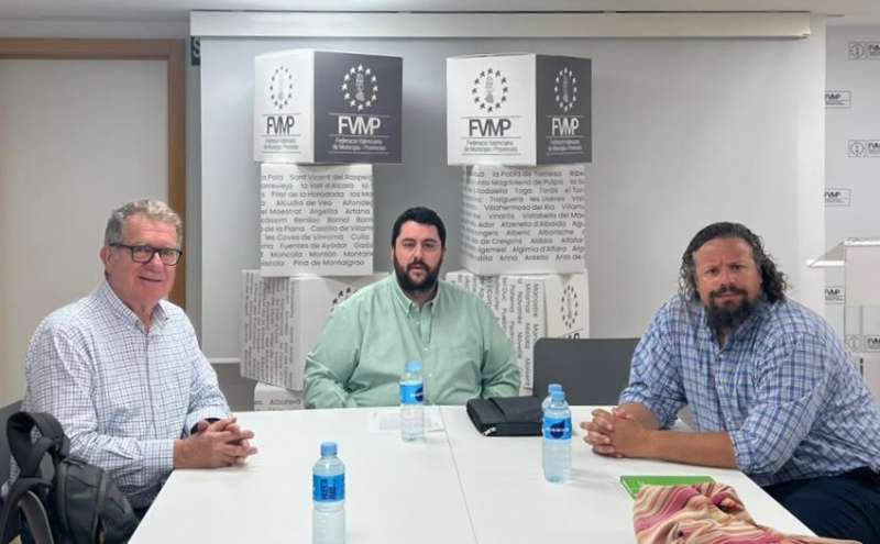 Un momento de la reunin entre Unin Municipalista y Somos Mediterrnea.EPDA