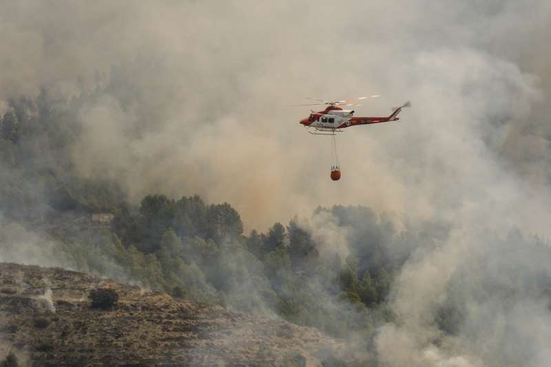 Imagen de archivo de las tareas de extinción del incendio forestal de Tàrbena. EFE/Pablo Miranzo/Archivo
