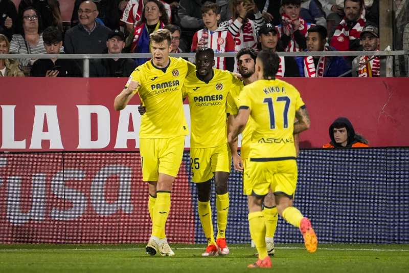 Los jugadores del Villarreal celebran el primer gol de equipo castellonense durante el encuentro correspondiente a la jornada 36 de Primera División que Girona y Villarreal disputaron en el estadio de Montilivi, en Girona. EFE/David Borrat.