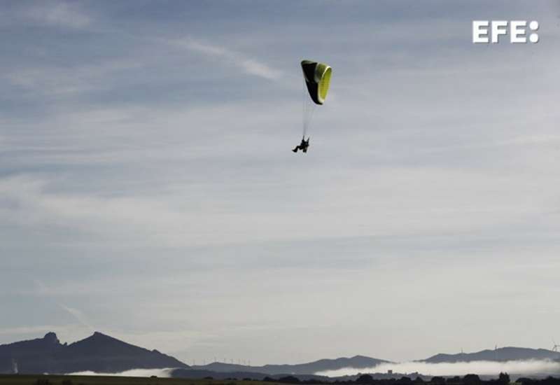Imagen de archivo de un parapente. EFE/Jesús Diges/Archivo