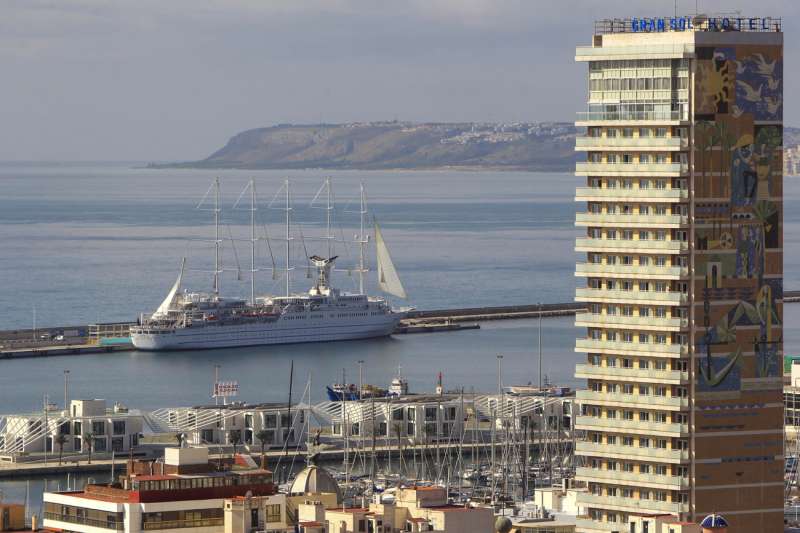 Imagen de archivo de un crucero goleta de vela con cinco mÃ¡stiles atracado en uno de los muelles del puerto de Alicante. EFE/Morell
