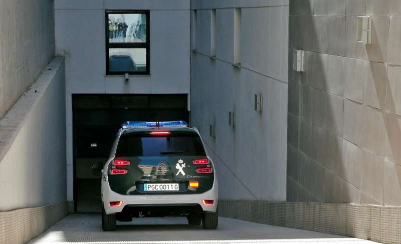 Un vehículo de la Guardia Civil accede a unos juzgados. Archivo/ EFE/Manuel Bruque
