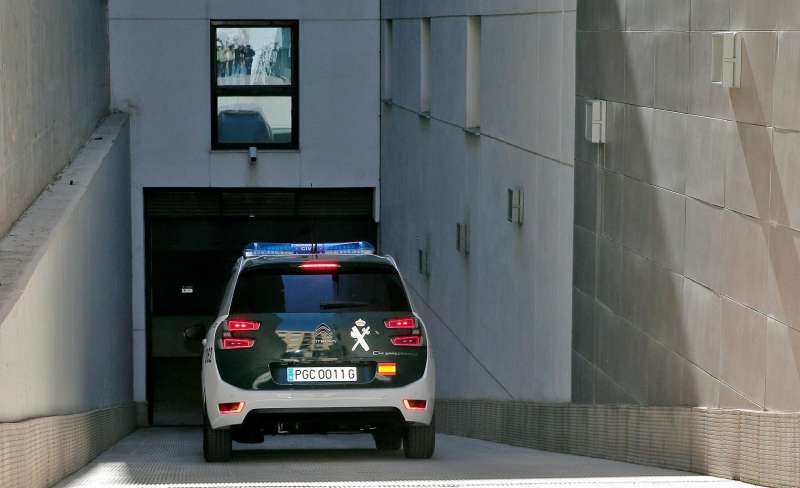 Un vehculo de la Guardia Civil accede a unos juzgados. Archivo/ EFE/Manuel Bruque
