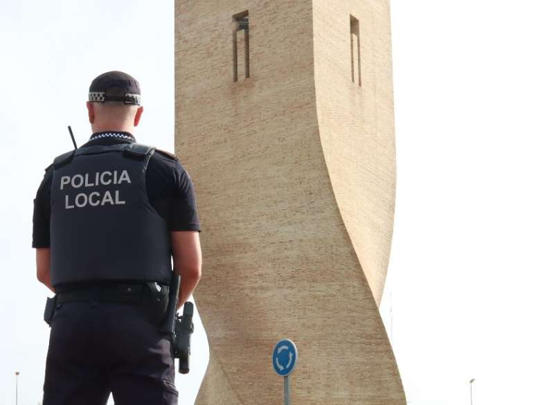 Un agente de Policia Local dalaqus. EPDA