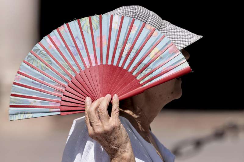 Una mujer se protege con un abanico del sol.EFE Ana EscobarArchivo
