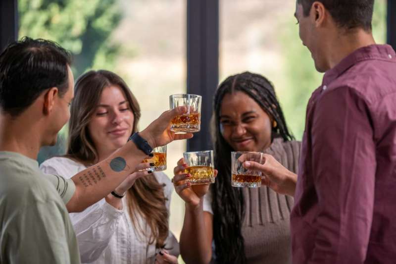 Un grupo de amigos brindando.  EPDA 