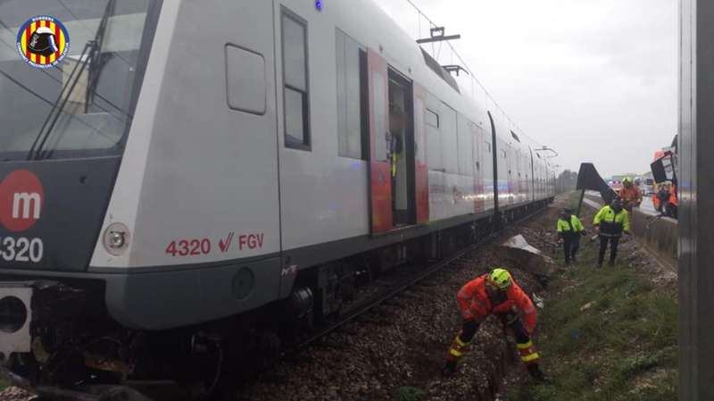 Intervencin de bomberos del Consorcio Provincial de Valencia en un incidente ferroviario este viernes.
