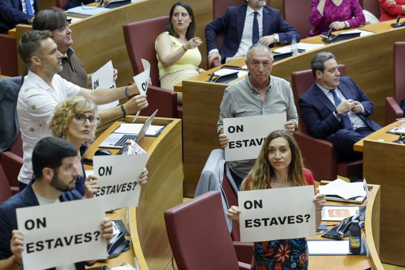 El portavoz parlamentario de Comproms, Joan Baldov, y los dems diputados de la formacin muestran carteles con el lema donde estabas?. EFEAna Escobar
