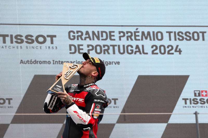 El valenciano Aron Canet celebra su victoria en Moto2 del GP de Portugal, en Portimao. EFE/EPA/JOSE SENA GOULAO
