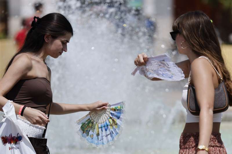 La gente se protege y refresca en el centro de Valencia. EFE Ana Escobar