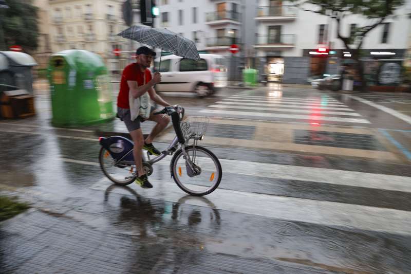 Vista de una calle de la ciudad de Valencia con el asfalto mojado por la lluvia. EFE Manuel Bruque archivo
