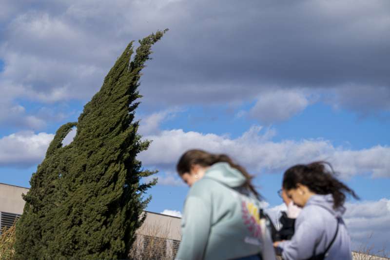 Dos personas caminan en contra del viento en Castellón. EFE/Andreu Esteban/Archivo
