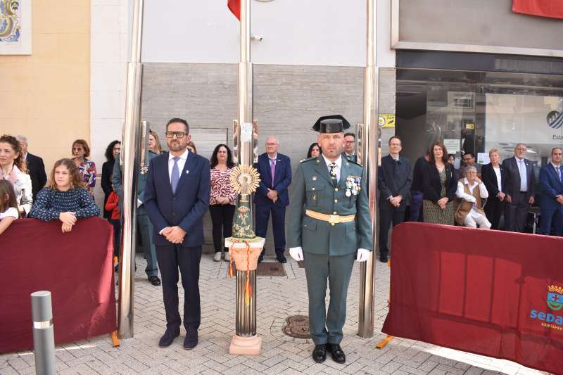 El alcalde de Sedava, Jos F. Cabanes, con el teniente de la Guardia Civil, Marcelino Daz, presiden el acto. EPDA
