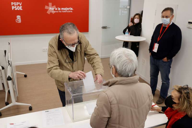 Un militante del PSPV-PSOE participa en una votaciÃ³n. EFE/Kai FÃ¶rsterling/Archivo
