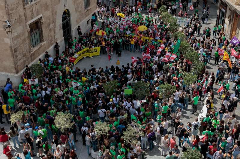 Vista general de la protesta de profesorado y alumnado ante el Palau de la Generalitat, con motivo de la huelga convocada en el sector educativo. EFE/Biel Aliño

