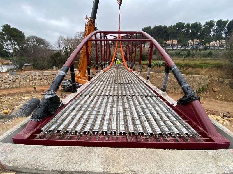 La Generalitat afronta la fase final de la reconstrucción de la pasarela de Ramón y Cajal en Chiva dañada por la DANA. Archivo/ EPDA