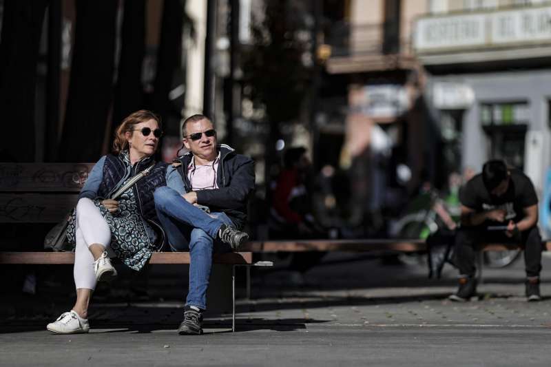 Una pareja de turistas disfruta de las temperaturas, cercanas a los veinte grados, este sábado en el centro de la icudad de València. EFE/Manuel Bruque