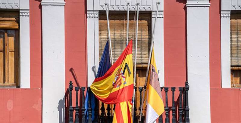 Banderas en el ayuntamiento de Antella