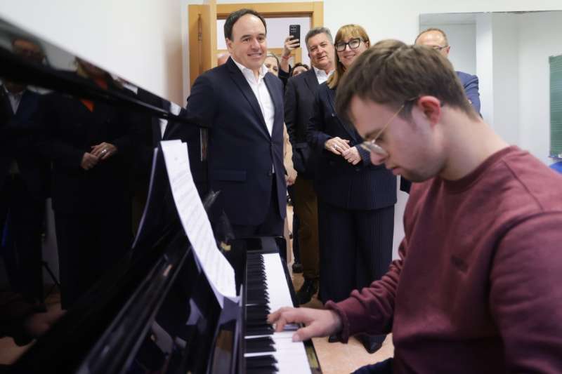 El president visita la Escuela de M�sica de la Uni� Musical Santa Cec�lia de Xilxes, EPDA