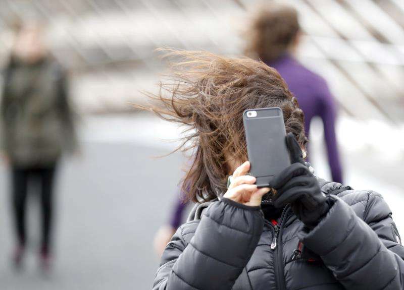 Una joven consulta su teléfono móvil. EFE/Archivo Una joven consulta su teléfono móvil. EFE/Archivo