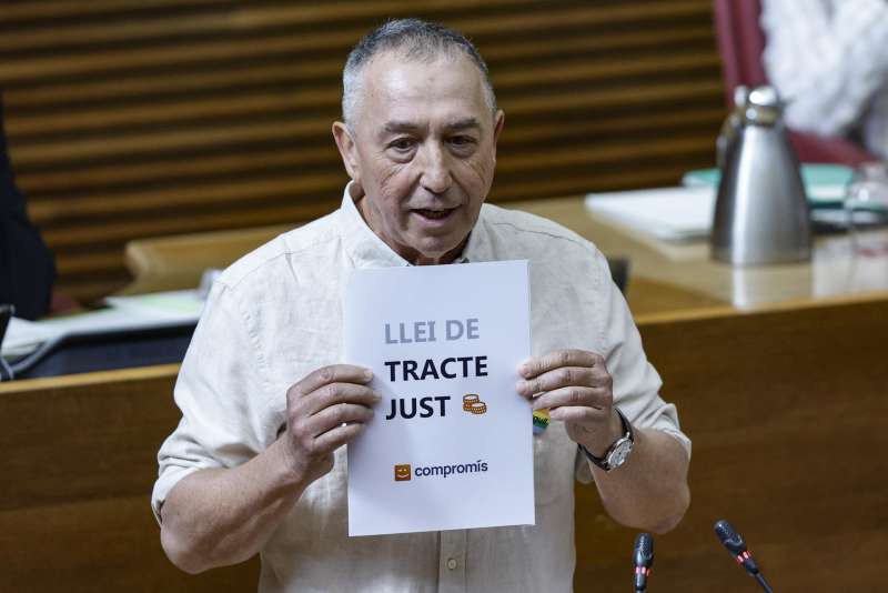 El portavoz del grupo Comproms en Les Corts Valencianes, Joan Baldov, pregunta al president de la Generalitat, Carlos Mazn, durante el pleno de este jueves. EFE/Biel Alio
