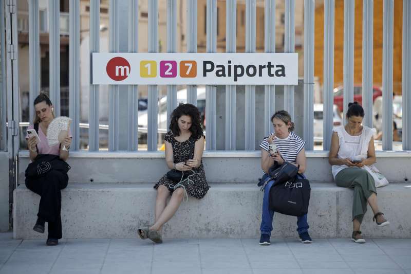 Gente esperando en la renovada estacin de Paiporta /EPDA