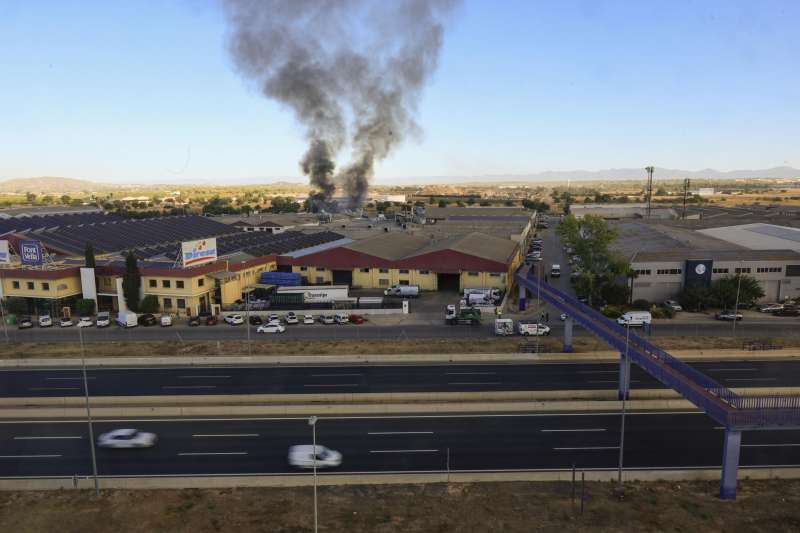 Incendio declarado este mircoles por la maana en un desguace situado en el trmino municipal de Quart de Poblet, cercano a la autova A-3.  EPDA