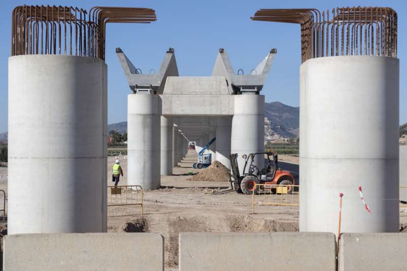 Obras de un tramo del corredor mediterrneo a su paso de la Regin de Murcia. EFEMarcial GuillnArchivo
