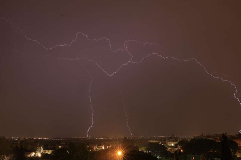 Imagen de los rayos que han iluminado el cielo de Valencia vistos desde la localidad valenciana de Godella durante la tormenta que ha recorrido hoy sbado la costa valenciana. EFE  Kai Forsterling.
