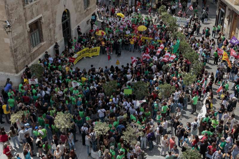 Vista general de la protesta de profesorado y alumnado ante el Palau de la Generalitat, con motivo de la huelga convocada en el sector educativo. EFEBiel Alio
