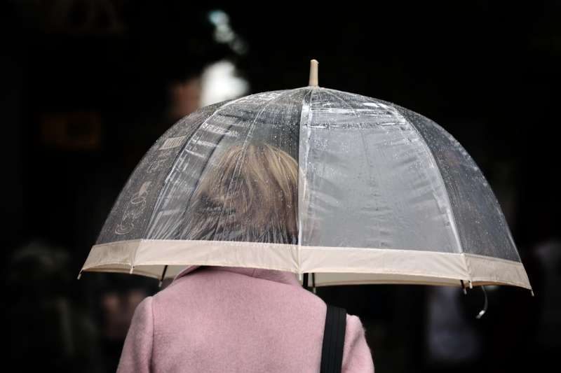 Una mujer se protege de la lluvia con un paraguas. EFE/Ana Escobar/Archivo
