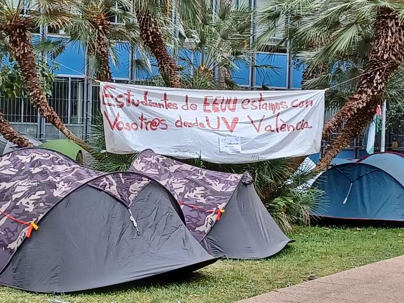 Imágenes de la acampada, este lunes en Valencia. EFE/C.Tejerina
