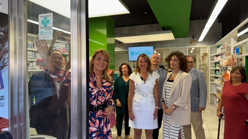 Susana Camarero da inicio a la campaa y coloca la marca en una farmacia  Foto: GVA
