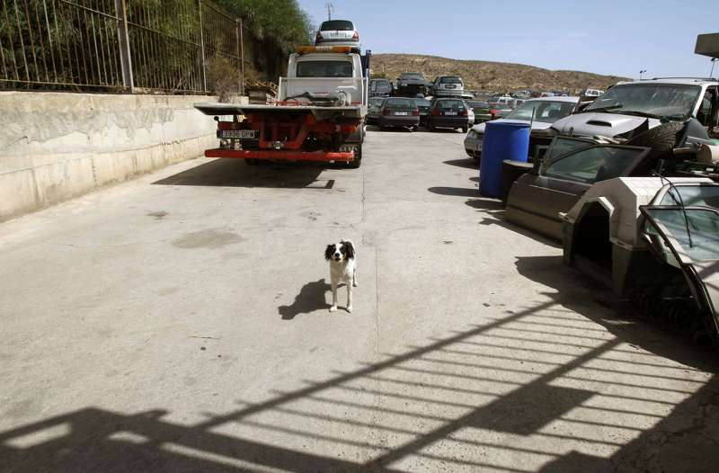 Imagen de un desguace en Alicante. EFE/MANUEL LORENZO/Archivo

