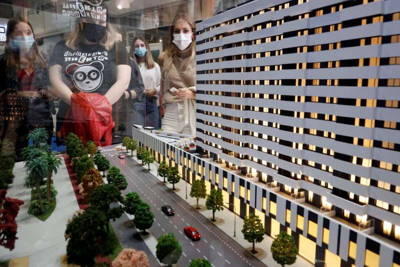 Varias personas contemplan la maqueta de una promocin inmobiliaria. EFEKai Frsterling
