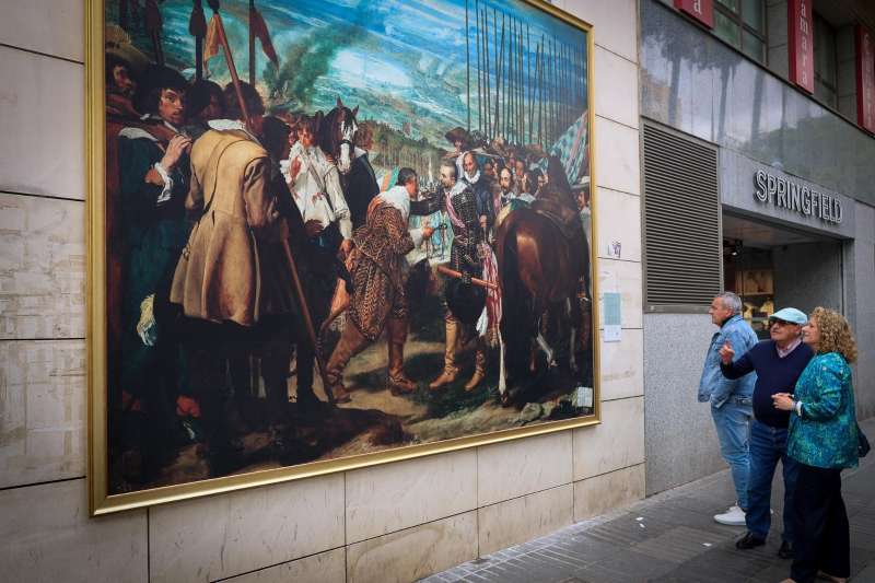 Folgado contempla ?Las lanzas o La rendicin de Breda? de Velzquez, en la fachada del EMAT. EPDA