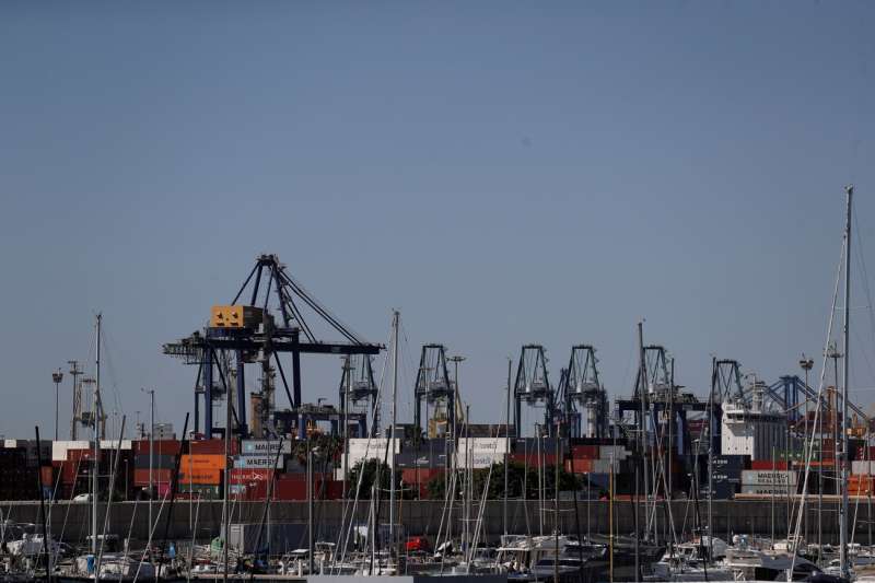 En la imagen, de archivo, el puerto de València visto desde Nazaret-La Punta. EFE/Manuel Bruque
